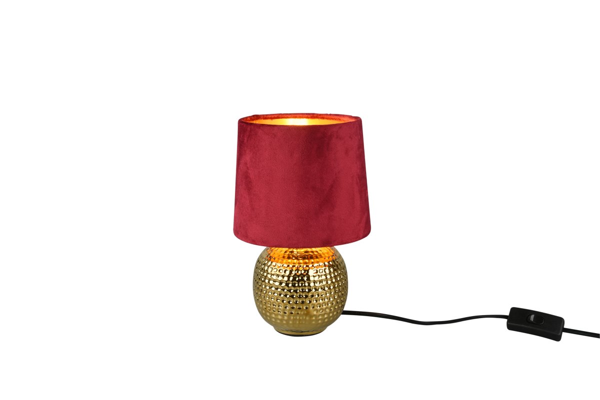 Sophia 26cm ROOD tafellamp Van Trio Lighting - De combinatie van glanzend goudkleurig keramiek en de rode stoffen lampenkap geeft Sophia een elegante en moderne uitstraling die elke kamer verfraait.