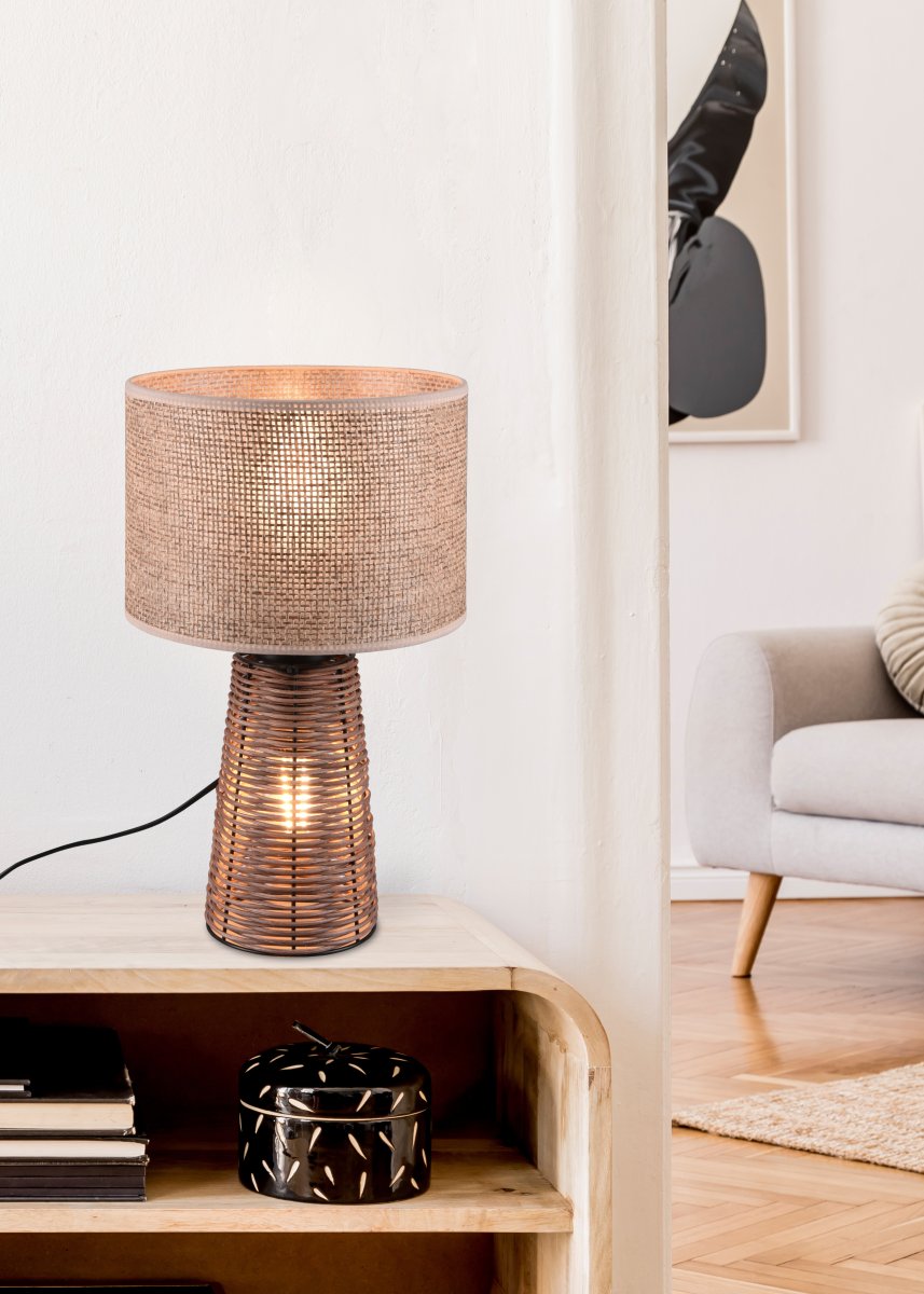 Straw 40cm Natuur tafellamp Van Trio Lighting - De STRAW tafellamp in prachtig rotanvlechtwerk verspreidt een zacht licht dat een sfeervolle sfeer cre&euml;ert.