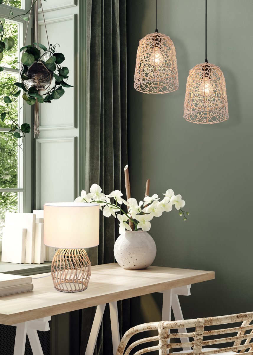 Rike 38cm Natuur tafellamp Van Trio Lighting - De stijlvolle mix van natuurlijk rotan en de witte stoffen kap maken Rike tot een blikvanger in de woonkamer en past harmonieus bij verschillende interieurstijlen.