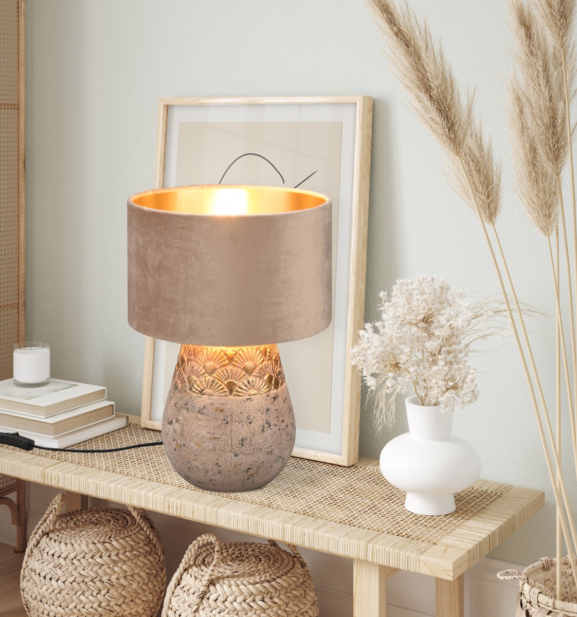 Kiran 38cm Grijs tafellamp Van Trio Lighting - De KIRAN tafellamp combineert fluweel en keramiek in een modern en opvallend design dat gegarandeerd de aandacht trekt.