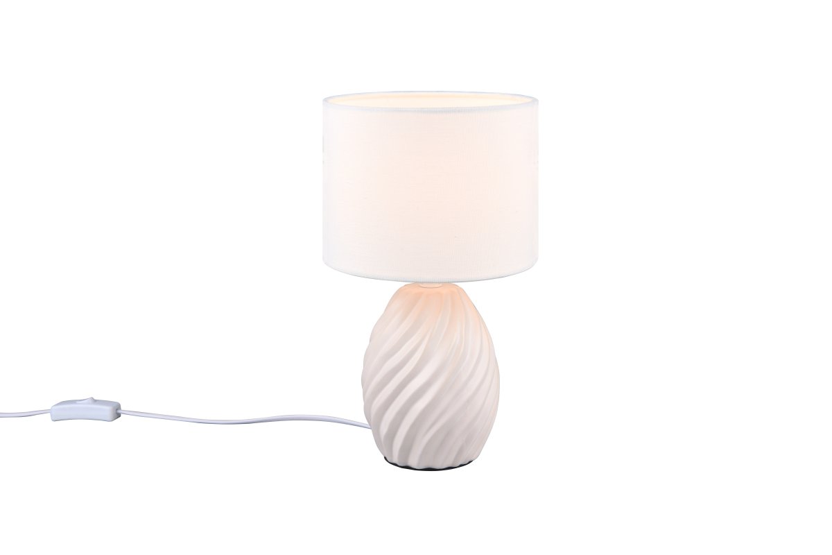 Melva 30cm Wit tafellamp Van Trio Lighting - De elegante mix van matwit keramiek en de zachte stoffen kap zorgt voor een verfijnde indruk, terwijl de golvende keramische voet een fascinerend lichtspel cre&euml;ert.