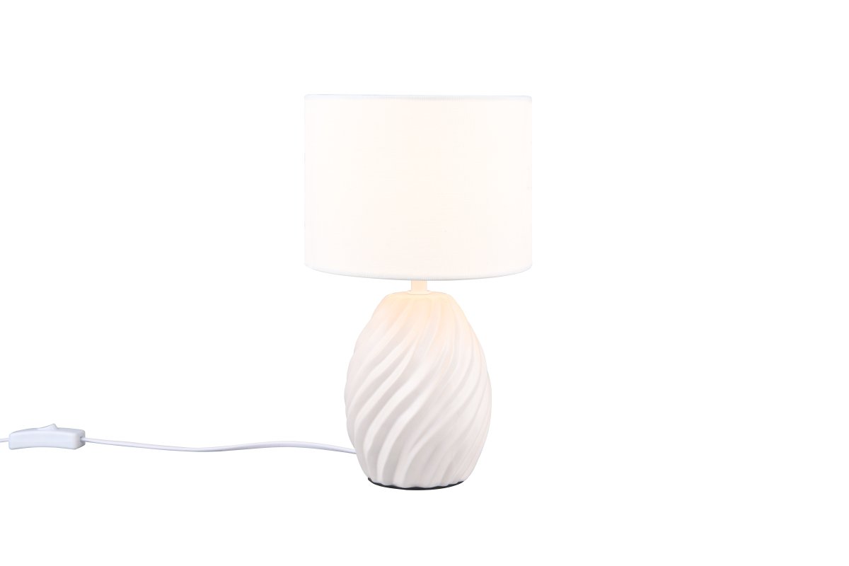 Melva 30cm Wit tafellamp Van Trio Lighting - De elegante mix van matwit keramiek en de zachte stoffen kap zorgt voor een verfijnde indruk, terwijl de golvende keramische voet een fascinerend lichtspel cre&euml;ert.