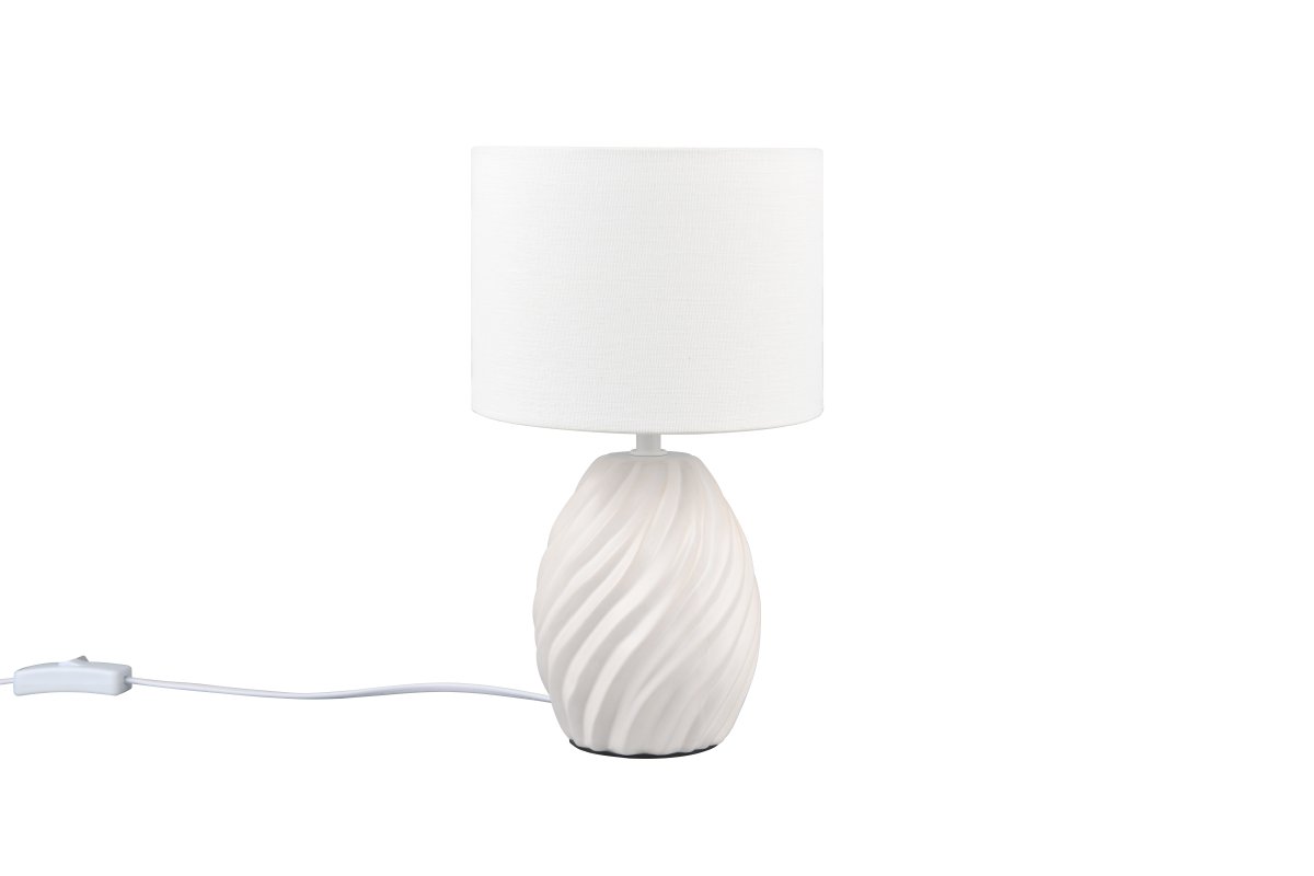 Melva 30cm Wit tafellamp Van Trio Lighting - De elegante mix van matwit keramiek en de zachte stoffen kap zorgt voor een verfijnde indruk, terwijl de golvende keramische voet een fascinerend lichtspel cre&euml;ert.