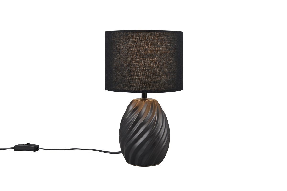 Melva 30cm Zwart tafellamp Van Trio Lighting - De elegante mix van matzwart keramiek en de zachte stoffen kap zorgt voor een verfijnde indruk, terwijl de golvende keramische voet een fascinerend lichtspel creëert.