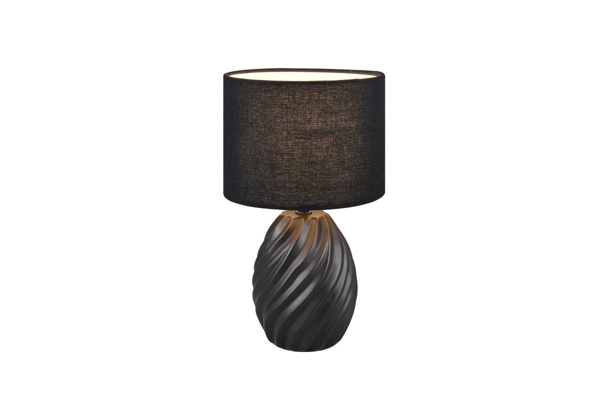 Melva 30cm Zwart tafellamp Van Trio Lighting - De elegante mix van matzwart keramiek en de zachte stoffen kap zorgt voor een verfijnde indruk, terwijl de golvende keramische voet een fascinerend lichtspel creëert.