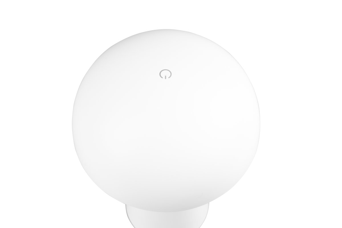 Lennon 22cm Wit Draagbare Van Trio Lighting - De lamp werkt op batterijen en is eenvoudig mee te nemen naar tuinfeestjes.