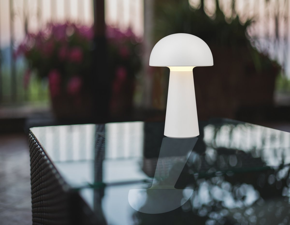 Lennon 22cm Wit Draagbare Van Trio Lighting - De lamp werkt op batterijen en is eenvoudig mee te nemen naar tuinfeestjes.