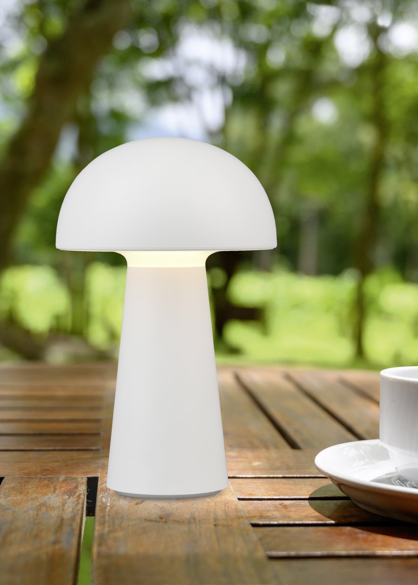 Lennon 22cm Wit Draagbare Van Trio Lighting - De lamp werkt op batterijen en is eenvoudig mee te nemen naar tuinfeestjes.