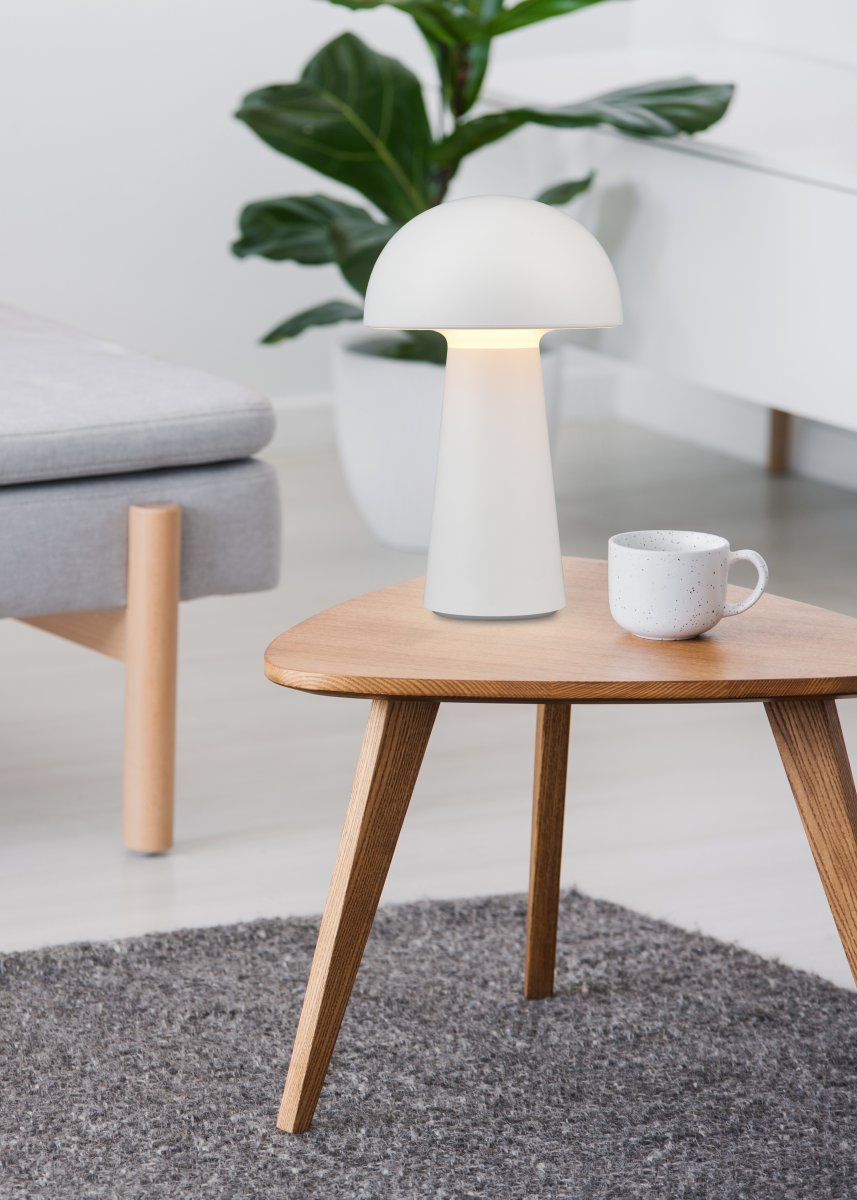 Lennon 22cm Wit Draagbare Van Trio Lighting - De lamp werkt op batterijen en is eenvoudig mee te nemen naar tuinfeestjes.