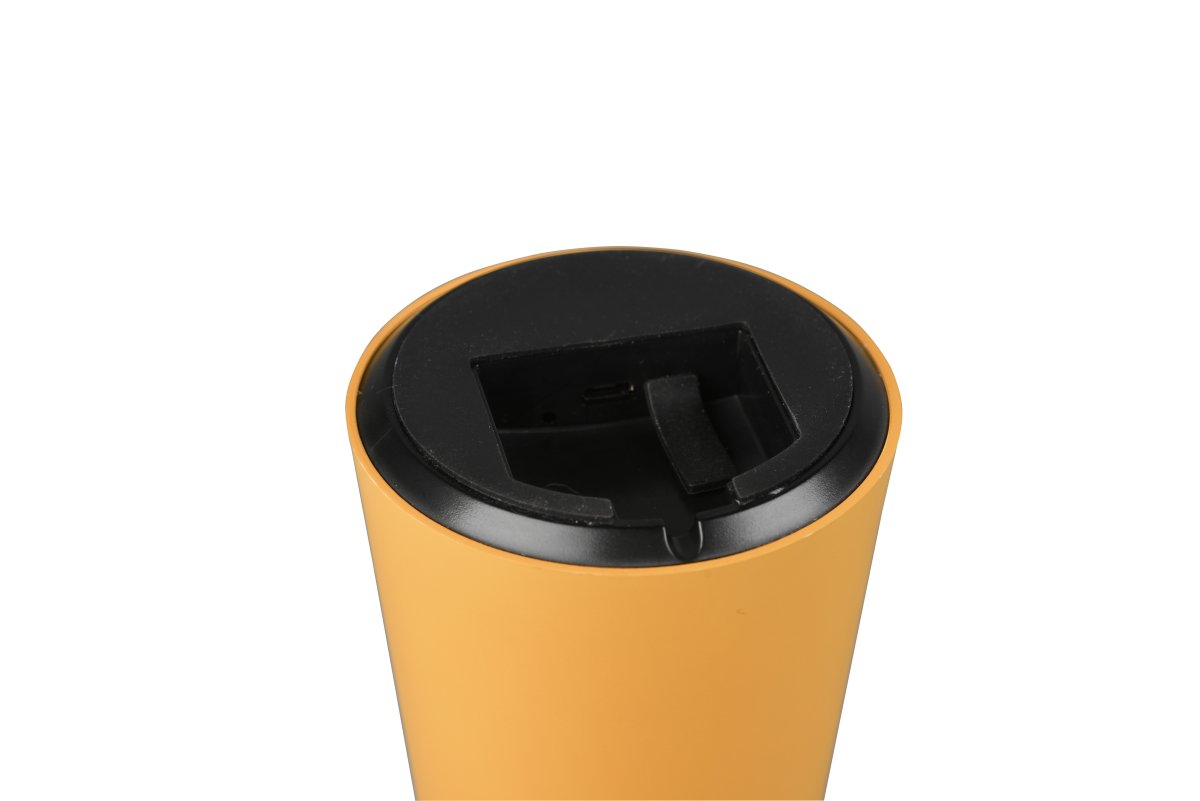 Lennon 22cm Goud Draagbare Van Trio Lighting - De lamp werkt op batterijen en is eenvoudig mee te nemen naar tuinfeestjes.