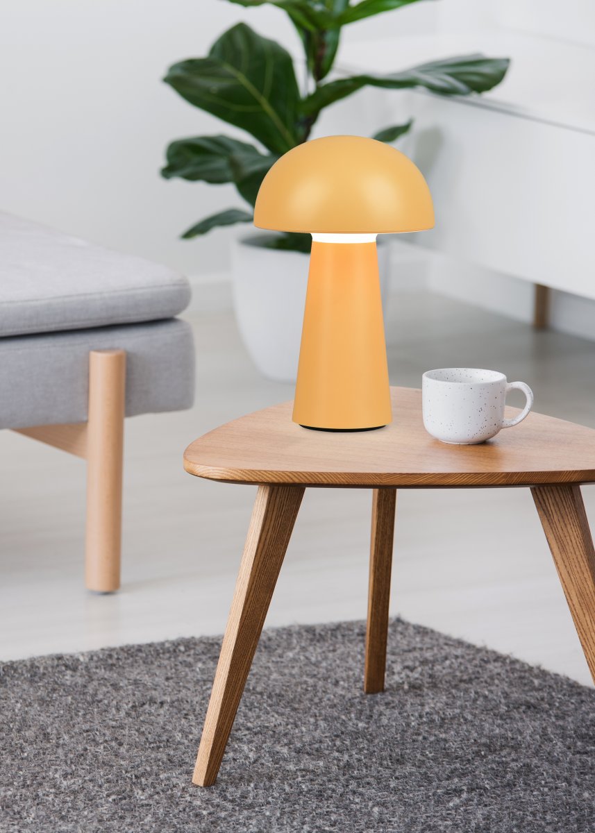 Lennon 22cm Goud Draagbare Van Trio Lighting - De lamp werkt op batterijen en is eenvoudig mee te nemen naar tuinfeestjes.