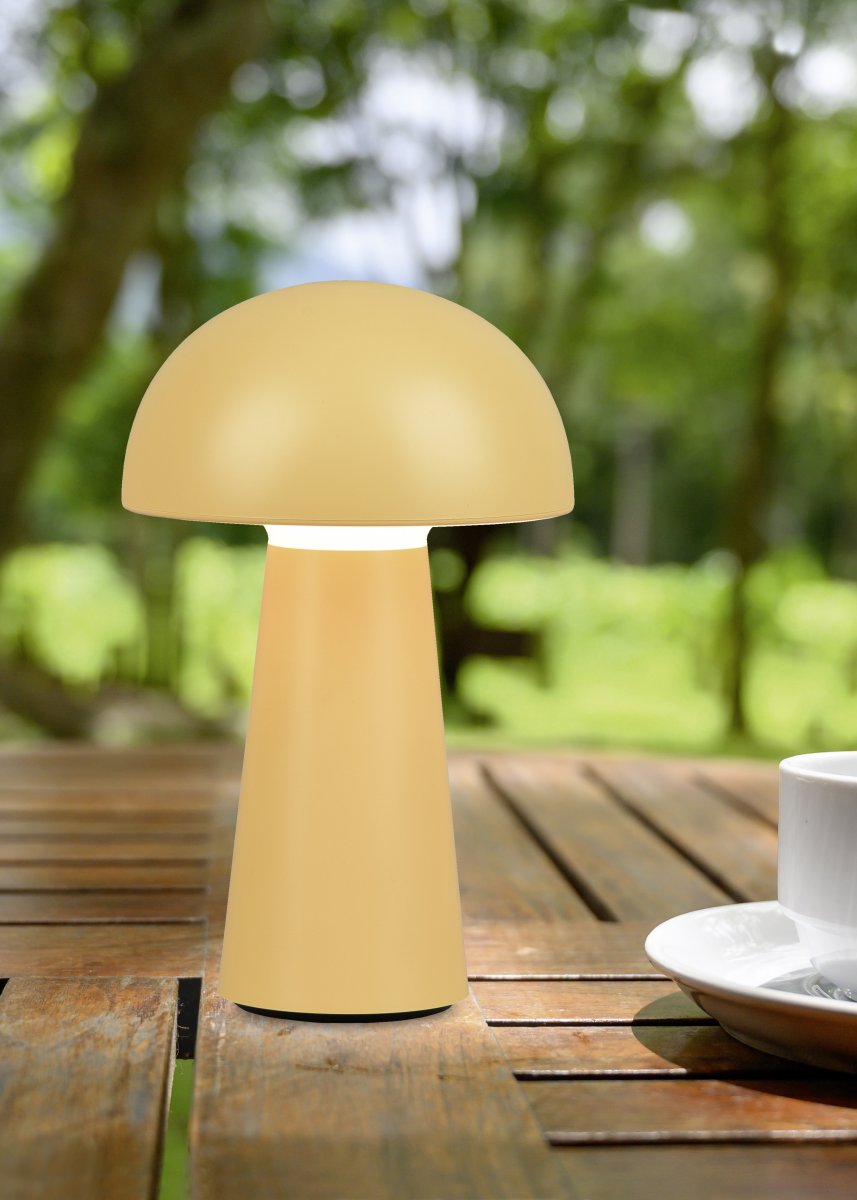 Lennon 22cm Goud Draagbare Van Trio Lighting - De lamp werkt op batterijen en is eenvoudig mee te nemen naar tuinfeestjes.