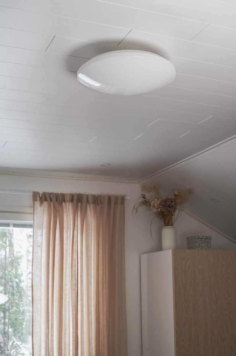 Prodo Ø50 Wit plafondlamp Van Trio Lighting - De ge&iuml;ntegreerde verlichting is dimbaar en de kleurtemperatuur kan worden aangepast met de meegeleverde afstandsbediening.