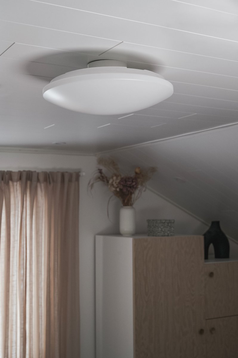 Prodo Ø50 Wit plafondlamp Van Trio Lighting - De ge&iuml;ntegreerde verlichting is dimbaar en de kleurtemperatuur kan worden aangepast met de meegeleverde afstandsbediening.