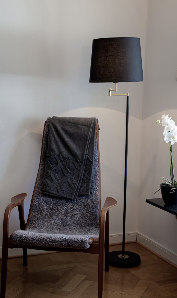 Birka Zwart vloerlamp Van Aneta Lighting - Plaats het in de woonkamer, hal of bij de bank.