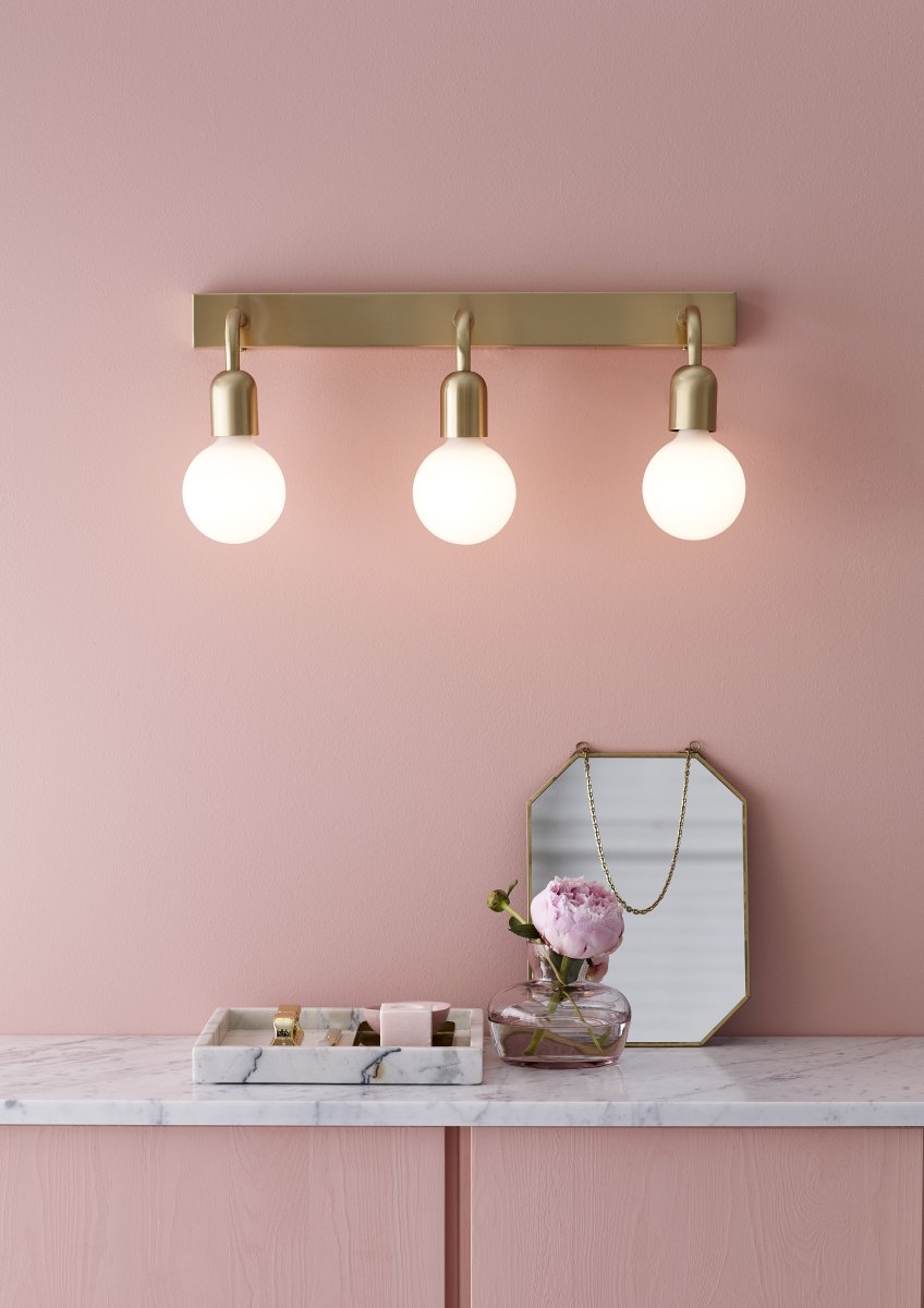 Regal Geborsteld messing badkamerlamp Van Belid - De armatuur is geschikt als halverlichting, in de slaapkamer of boven de spiegel in de badkamer.