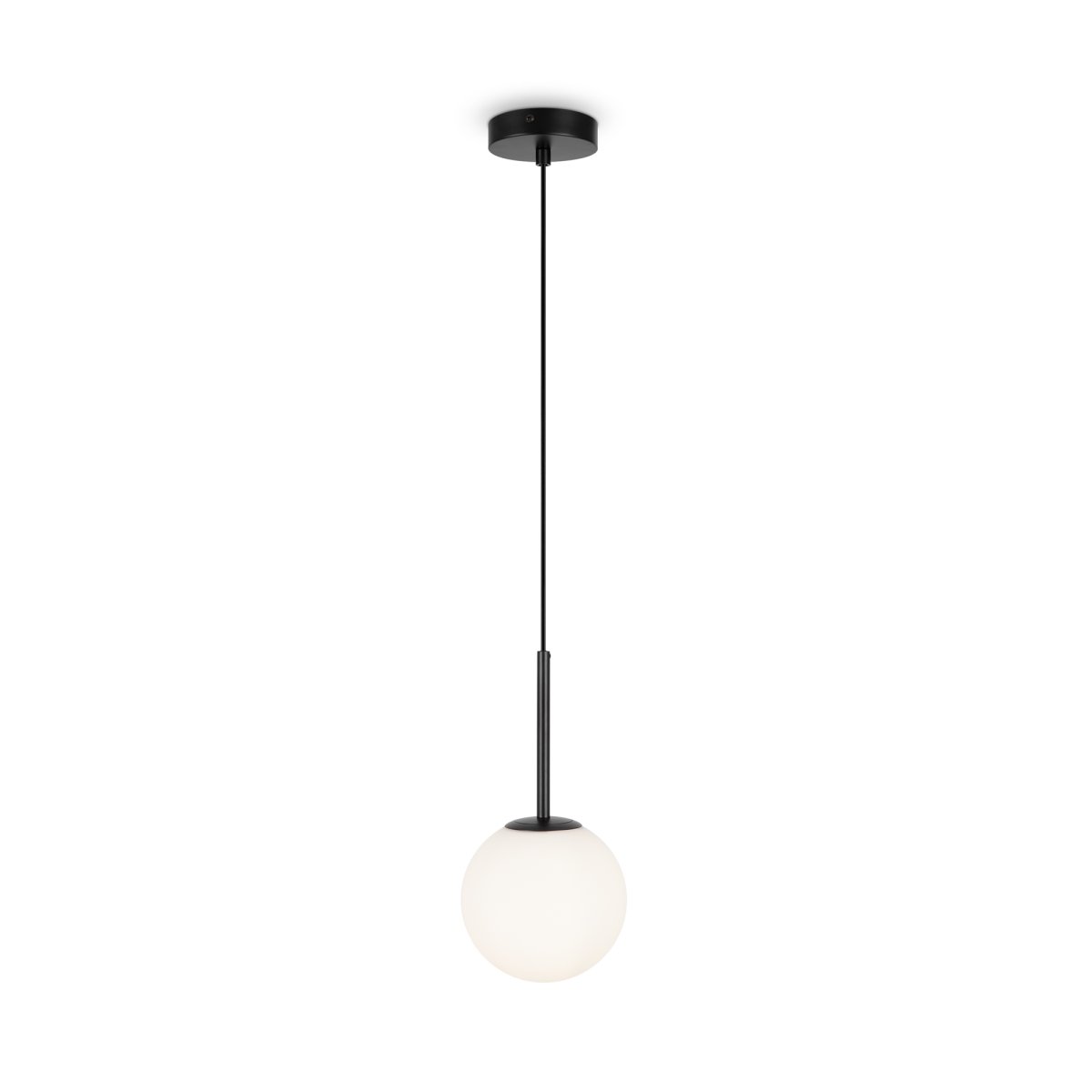 Basic form Ø15 Zwart hanglamp Van Maytoni - Dankzij de zachte opaalglazen bol en het slanke metalen armatuur met zwarte afwerking, verspreidt de lamp een prachtig en aangenaam licht dat perfect past in zowel moderne als klassieke interieurs.
