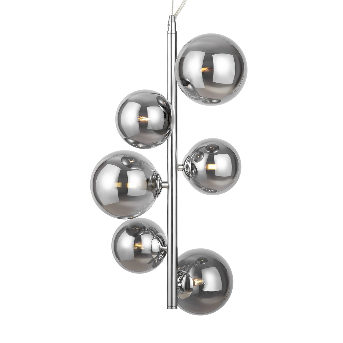 Dallas Ø30 Chroom hanglamp Van Maytoni - Het unieke ontwerp met ronde glazen koepels in verschillende richtingen creëert een dramatisch en elegant lichtspel dat de kamer vult met warmte en karakter.
