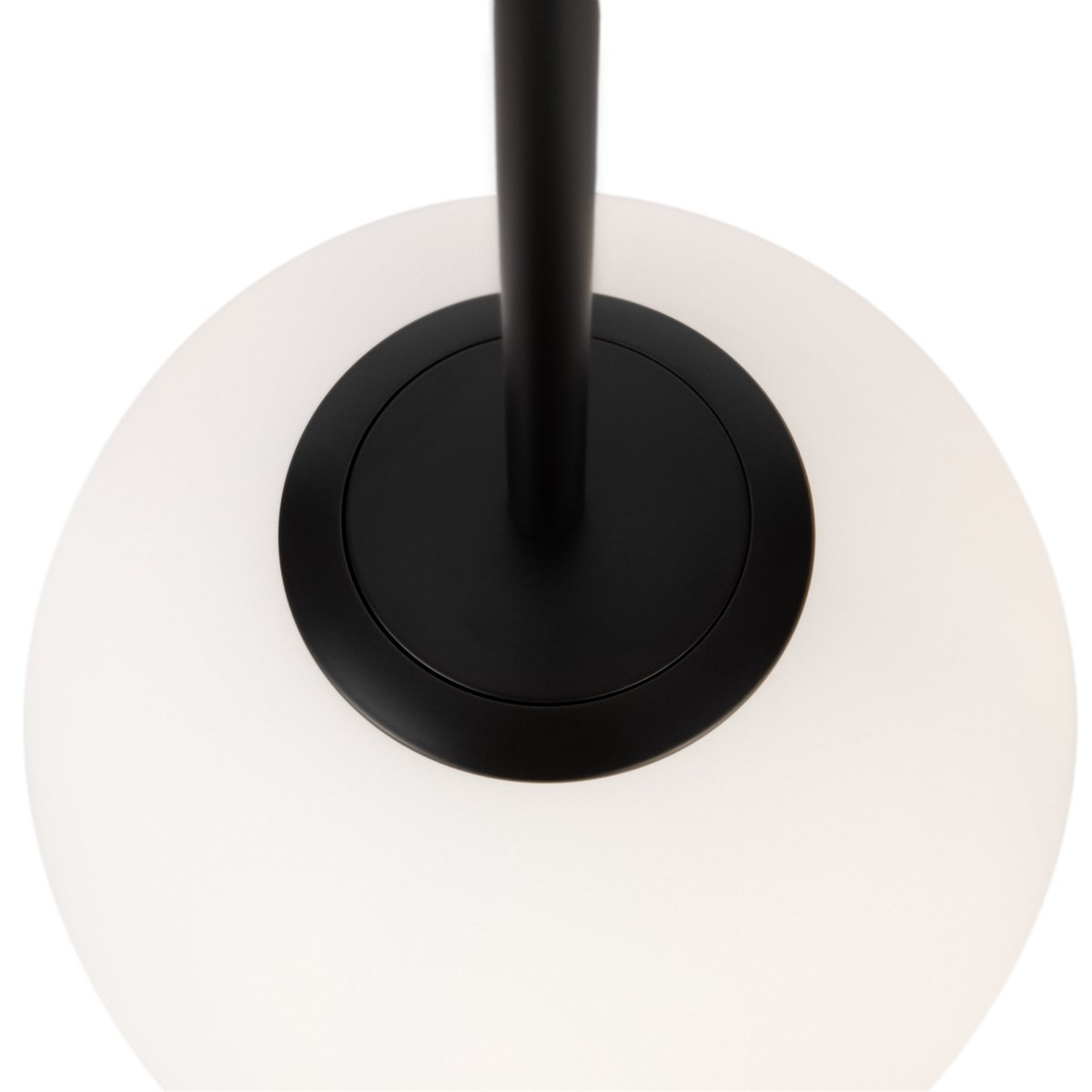 Basic form Ø20 Zwart hanglamp Van Maytoni - Dankzij de zachte opaalglazen bol en het slanke metalen armatuur met zwarte afwerking, verspreidt de lamp een prachtig en aangenaam licht dat perfect past in zowel moderne als klassieke interieurs.