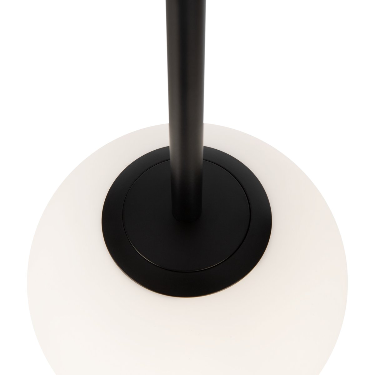 Basic form Ø15 Zwart hanglamp Van Maytoni - Dankzij de zachte opaalglazen bol en het slanke metalen armatuur met zwarte afwerking, verspreidt de lamp een prachtig en aangenaam licht dat perfect past in zowel moderne als klassieke interieurs.