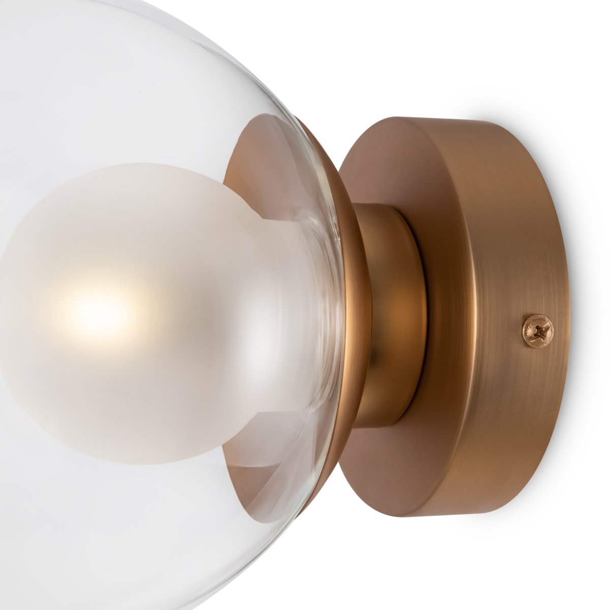 Basic form Ø15 Goud wandlamp Van Maytoni - Dankzij de ronde, heldere glazen kap en de gouden voet verspreidt de lamp zacht en warm licht, wat een uitnodigende sfeer creëert.