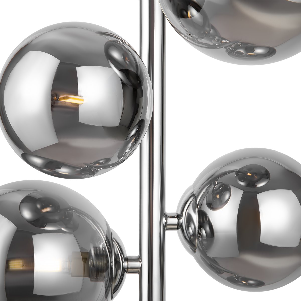 Dallas Ø30 Chroom hanglamp Van Maytoni - Het unieke ontwerp met ronde glazen koepels in verschillende richtingen creëert een dramatisch en elegant lichtspel dat de kamer vult met warmte en karakter.