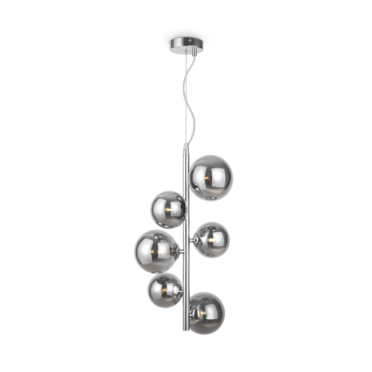 Dallas Ø30 Chroom hanglamp Van Maytoni - Het unieke ontwerp met ronde glazen koepels in verschillende richtingen creëert een dramatisch en elegant lichtspel dat de kamer vult met warmte en karakter.