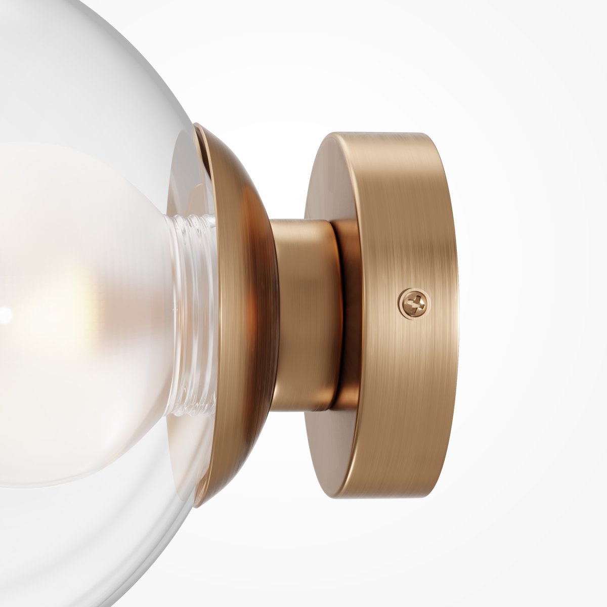 Basic form Ø20 Goud wandlamp Van Maytoni - Dankzij de ronde, heldere glazen kap en de gouden voet verspreidt de lamp zacht en warm licht, wat een uitnodigende sfeer creëert.