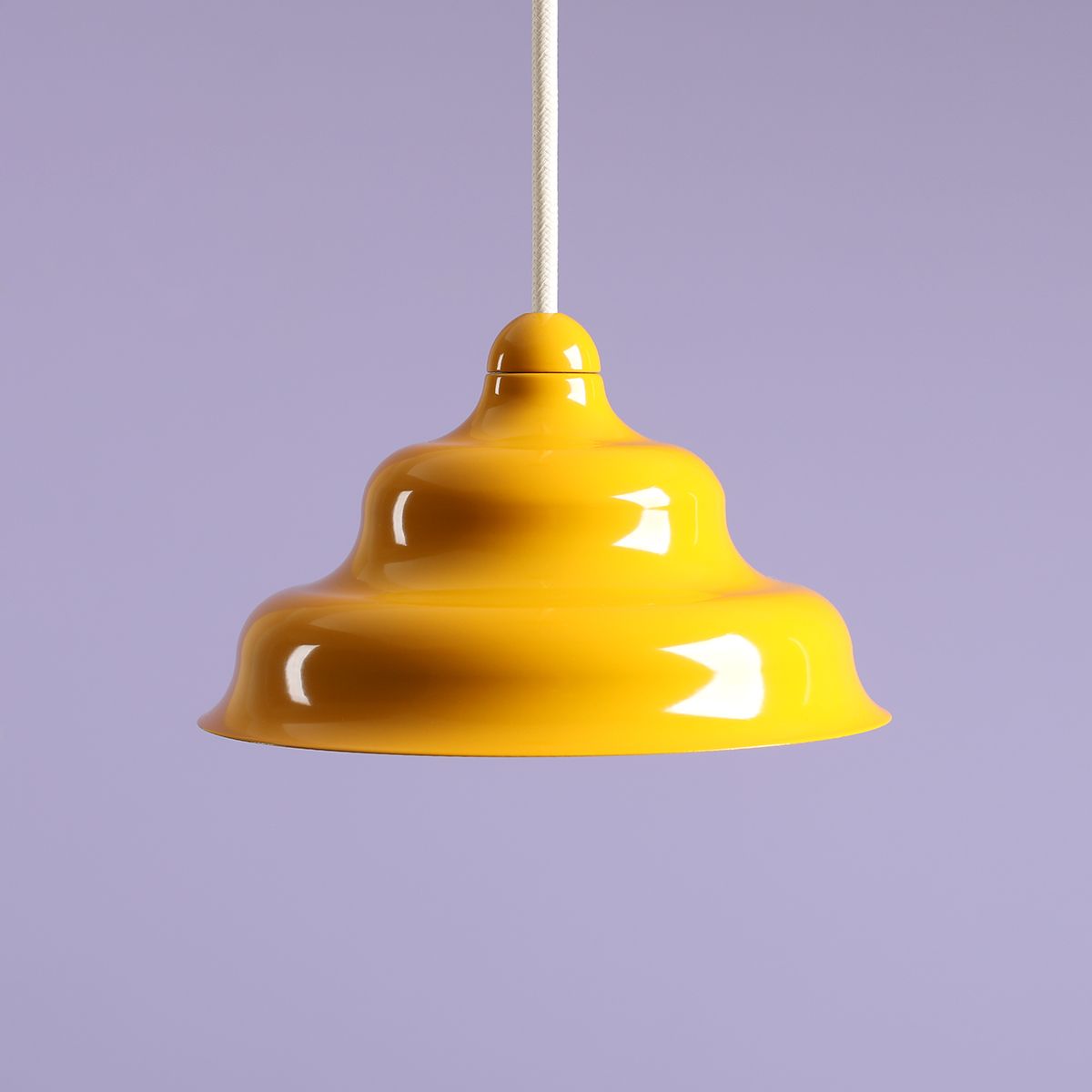 Wave Ø17 Geel hanglamp Van Artera - Wave is een moderne hanglamp met een retrodesign, waardoor het een veelzijdige lamp is die in elk huis past.