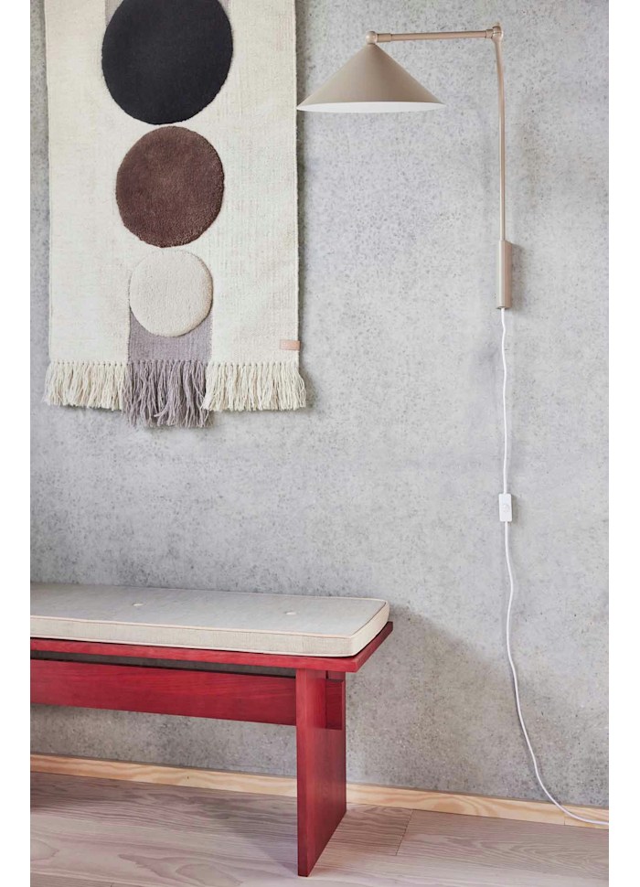 Kasa 60cm Beige wandlamp Van OYOY - Door de elegante vorm past de lamp in elk interieur en geeft hij de kamer karakter en stijl.