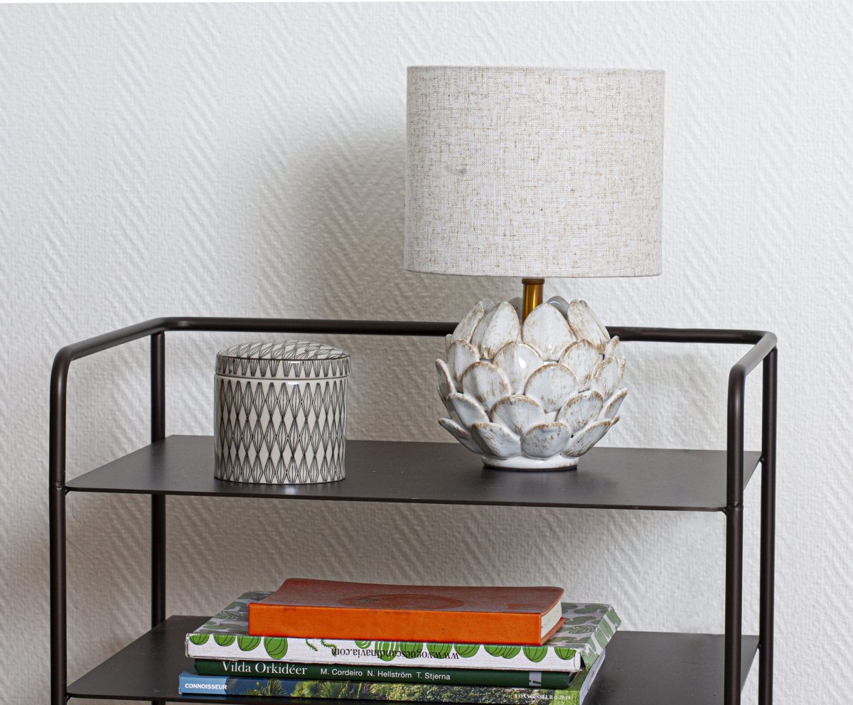 Rosanna 30cm Beige tafellamp Van Cottex - De keramische lampenvoet in een rustiek witte kleur, gecombineerd met de beige linnen kap, draagt bij aan een harmonieuze sfeer in de kamer.