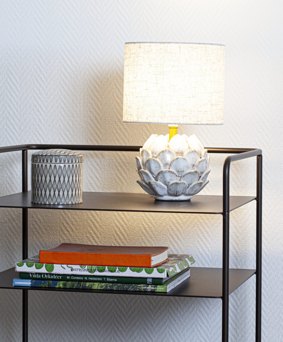 Rosanna 30cm Beige tafellamp Van Cottex - De keramische lampenvoet in een rustiek witte kleur, gecombineerd met de beige linnen kap, draagt bij aan een harmonieuze sfeer in de kamer.