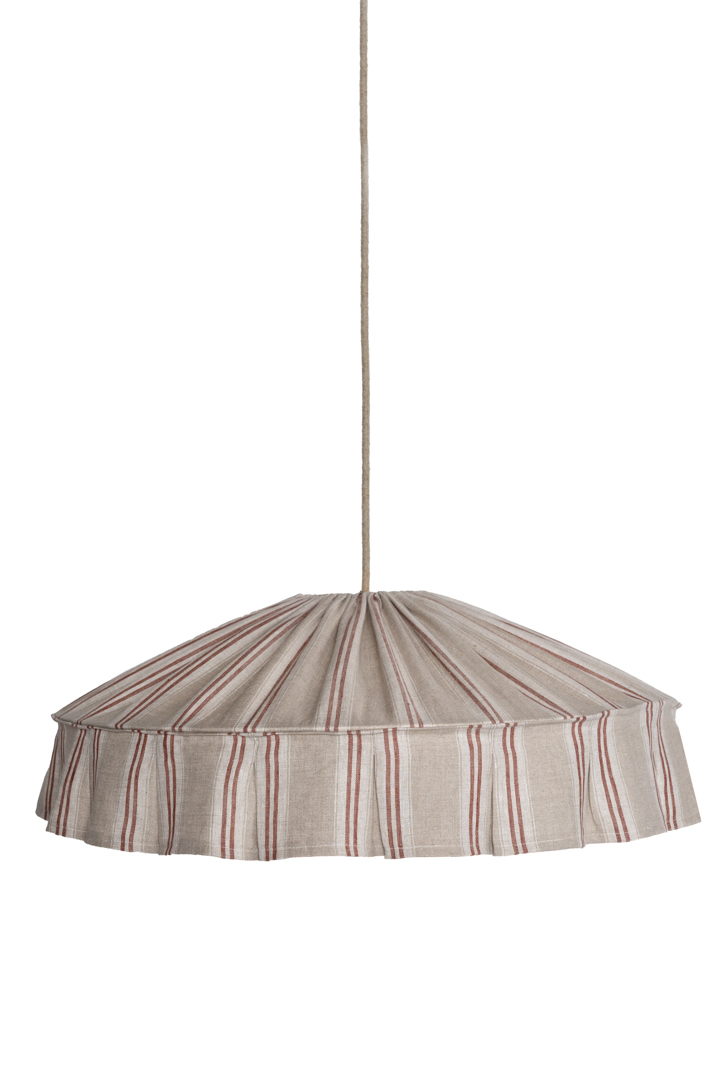 Vinga Lampenkap Excl. Ophanging Ø58 Natuur/roest hanglamp Van Alde & Lind - Vinga is een decoratieve plafondlampenkap gemaakt van 100% linnen met een gestreept patroon in roestbruine en natuurlijke tinten.