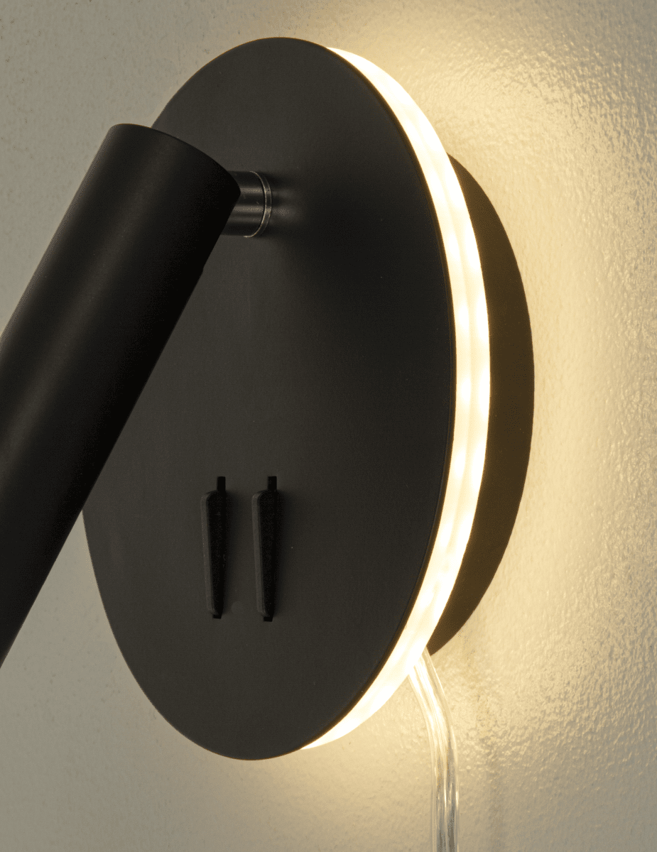 Ace Zwart leeslamp Van Aneta Lighting - De lamp is voorzien van een leeslamp met een verstelbare kop en indirecte verlichting die de muur rondom de lamp verlicht.