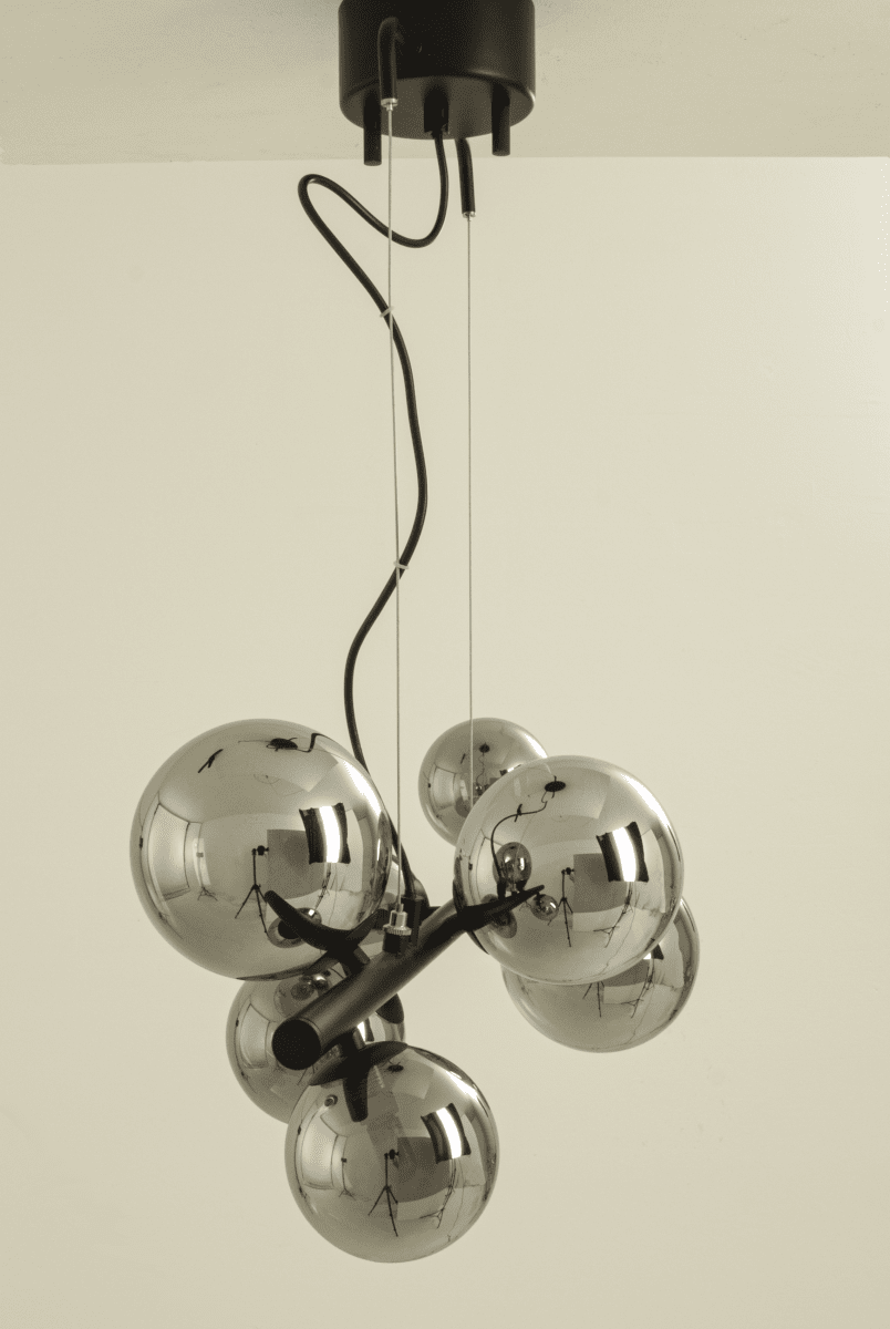 Molekyl 58cm Rookgrijs hanglamp Van Aneta Lighting - MOLEKYL moderne stijlvolle plafondlamp in zwart gelakt metaal met 7 rookglazen kappen in twee kleuren.