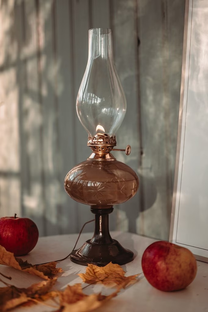 Esmeralda Bruin Van Strömshaga - De lamp is gemaakt van bruin glas met een decoratief geëtst patroon dat haar een romantische en ouderwetse uitstraling geeft.