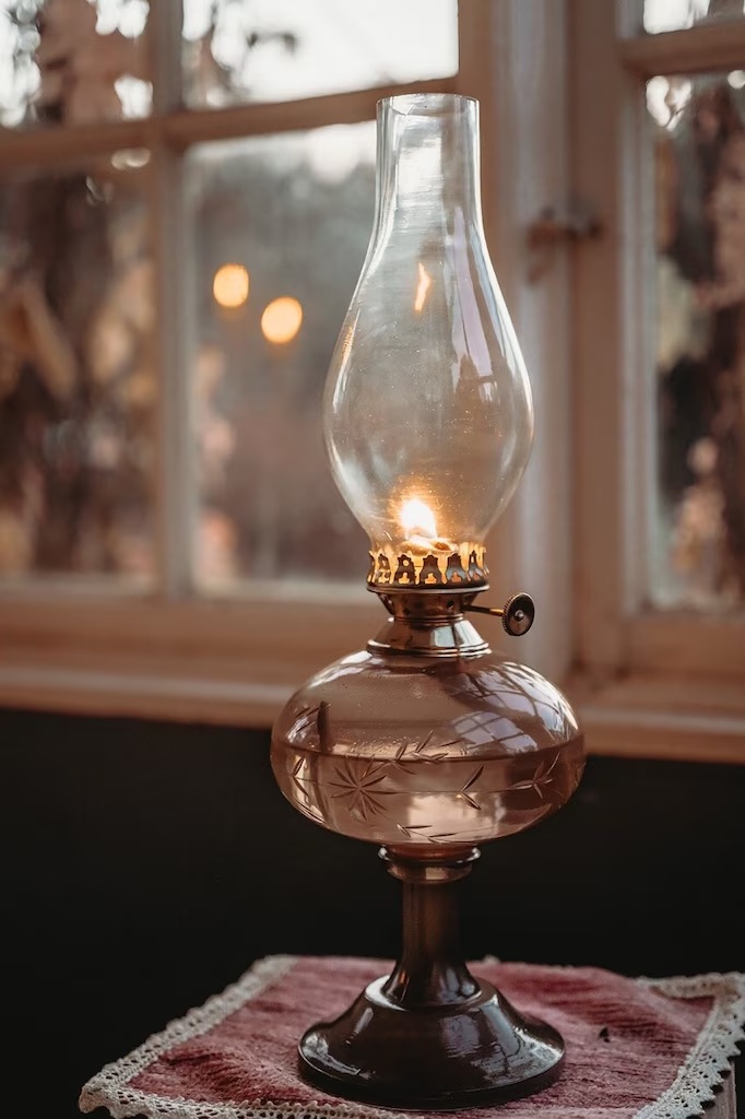 Esmeralda Bruin Van Strömshaga - De lamp is gemaakt van bruin glas met een decoratief geëtst patroon dat haar een romantische en ouderwetse uitstraling geeft.