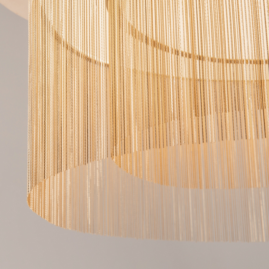 Imaginary Ø55 Goud plafondlamp Van Maytoni - Imaginary is een elegante plafondlamp van metaal met een luxe gouden afwerking en decoratieve kettingdetails die een zachte en exclusieve uitstraling cre&euml;ren.