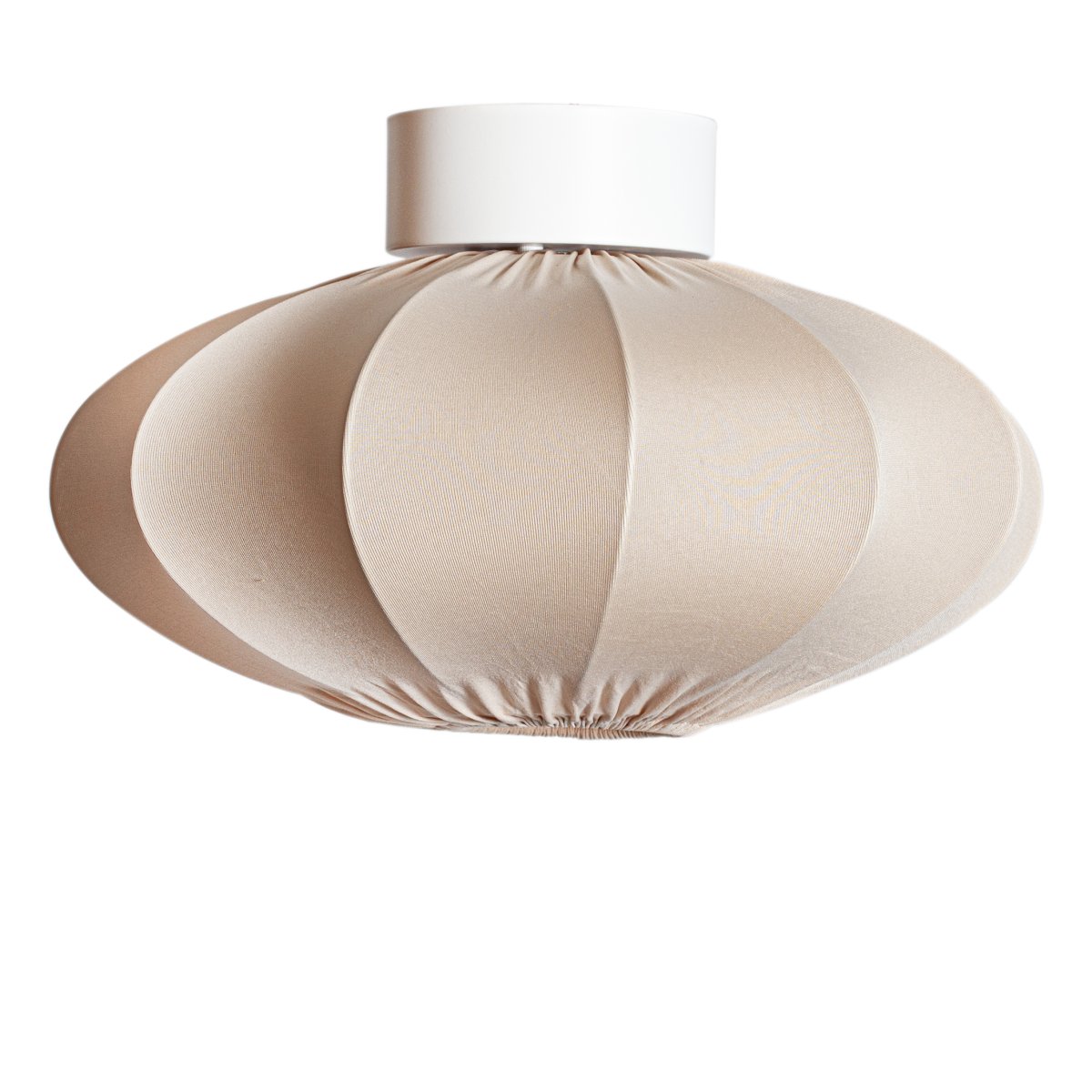 Selma Ø40 Beige plafondlamp Van By Rydéns - Met zijn tijdloze design en ingetogen kleur past Selma gemakkelijk in verschillende interieurstijlen en is het een uitstekende keuze voor wie functionaliteit en esthetiek combineert.