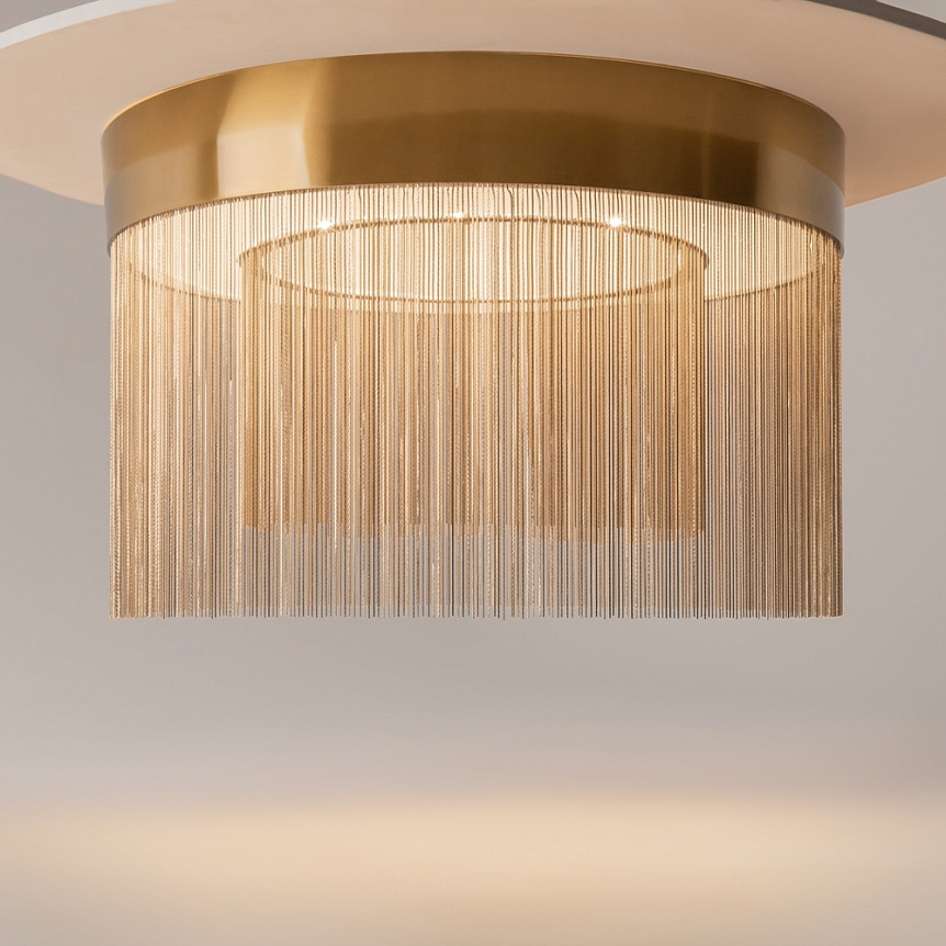 Imaginary Ø55 Goud plafondlamp Van Maytoni - Imaginary is een elegante plafondlamp van metaal met een luxe gouden afwerking en decoratieve kettingdetails die een zachte en exclusieve uitstraling cre&euml;ren.