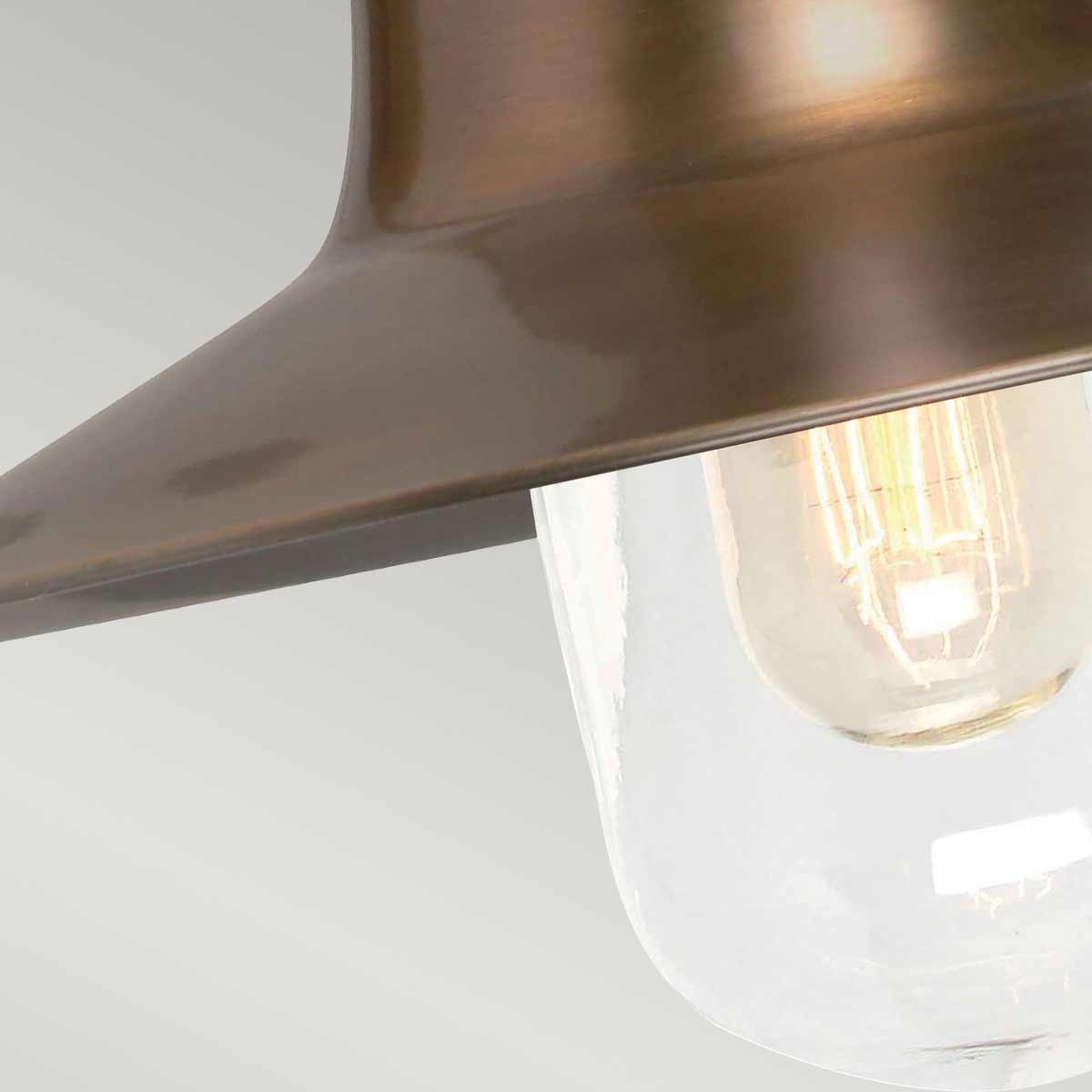 Sheldon Antiek messing buitenlamp Van Elstead Lighting - De Sheldon wandlamp in verouderd messing is geïnspireerd op de eenvoudige schuurlampen van het begin van de 20e eeuw, met een licht industriële uitstraling.