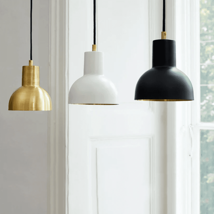 Mini Ø14 Zwart hanglamp Van H. Skjalm P - Mini-hanglamp in matzwart metaal met goudkleurige binnenkant en messing details.