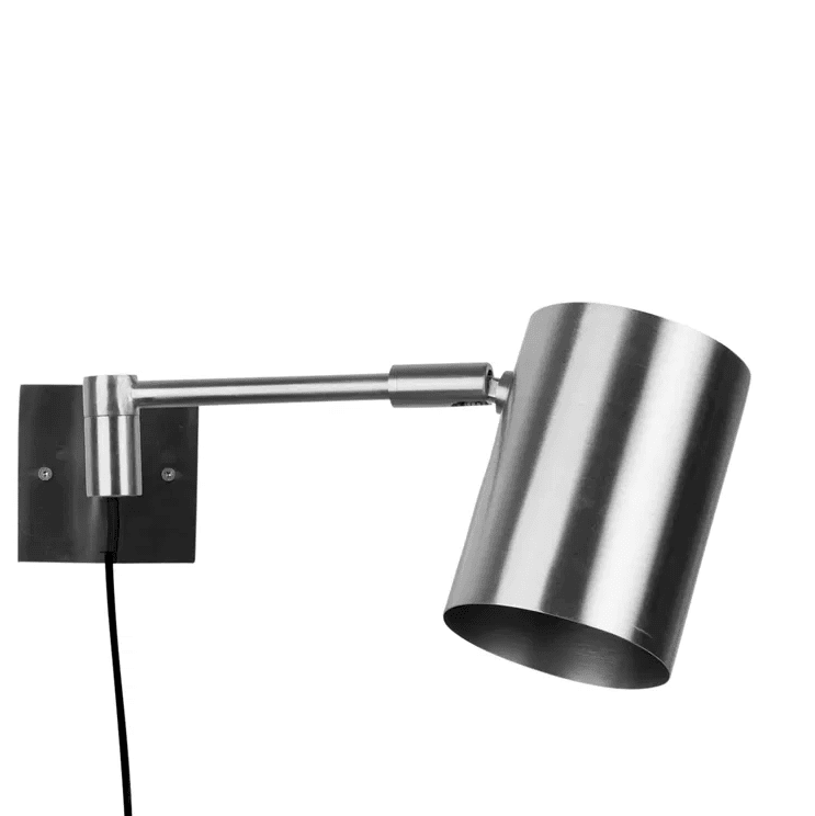 Hali Mat staal leeslamp Van H. Skjalm P - De Hali wandlamp in mat staal is een eenvoudige en elegante lamp die perfect is voor op kantoor, in de hal, als leeslamp in de slaapkamer of naast de bank.