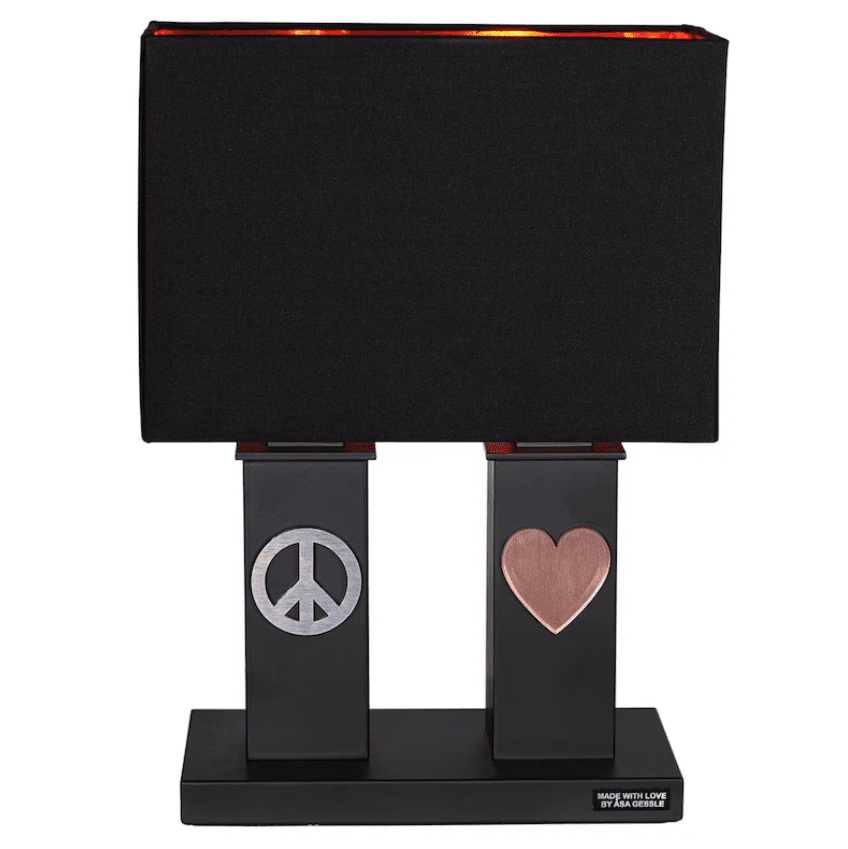 Stand By Me 50cm Zwart tafellamp Van By Rydéns - Beide pilaren zijn versierd met een metalen symbool, op de ene het vredesteken en op de andere een hart.