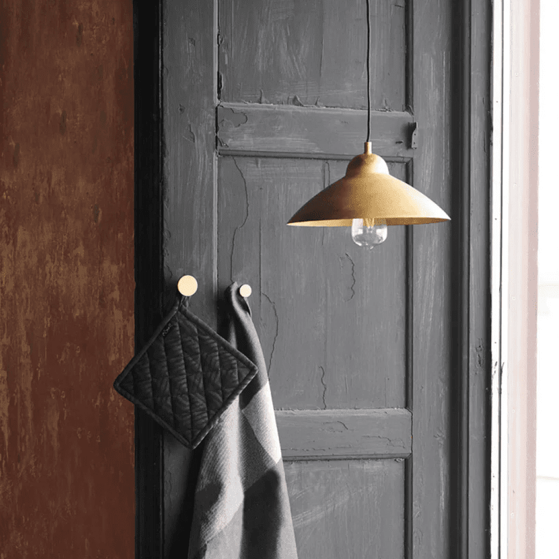 Studio Ø40 Ruw messing hanglamp Van H. Skjalm P - De Studio hanglamp met messing frame is een elegante plafondlamp met een eenvoudig en mooi silhouet.