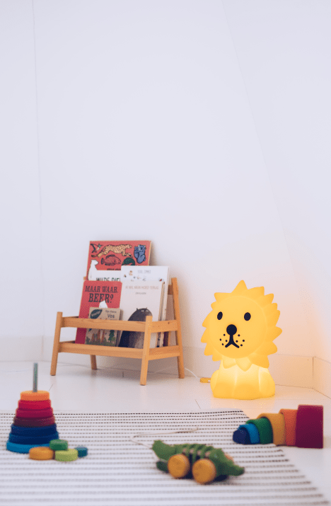 Lion Star Light Geel kinderlamp Van Mr Maria - De leeuw, bekend en geliefd vanwege zijn verhalen en stijlvolle expressie, vormt een uniek en rustgevend detail in de kamer.