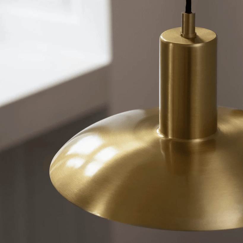 Vega Ø25 Mat messing hanglamp Van H. Skjalm P - De Vega hanglamp is een elegante lamp in mat messing die een breed en zacht licht verspreidt en zo een warme en uitnodigende sfeer cre&euml;ert.
