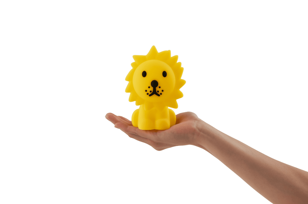 Bundle of Light - Lion Mini Geel kinderlamp Van Mr Maria - Ideaal als decoratie op een bureaulamp of als attent cadeau: deze 12 cm grote versie geeft een zacht licht en schakelt na 15 minuten automatisch uit met de timer om energie te besparen.