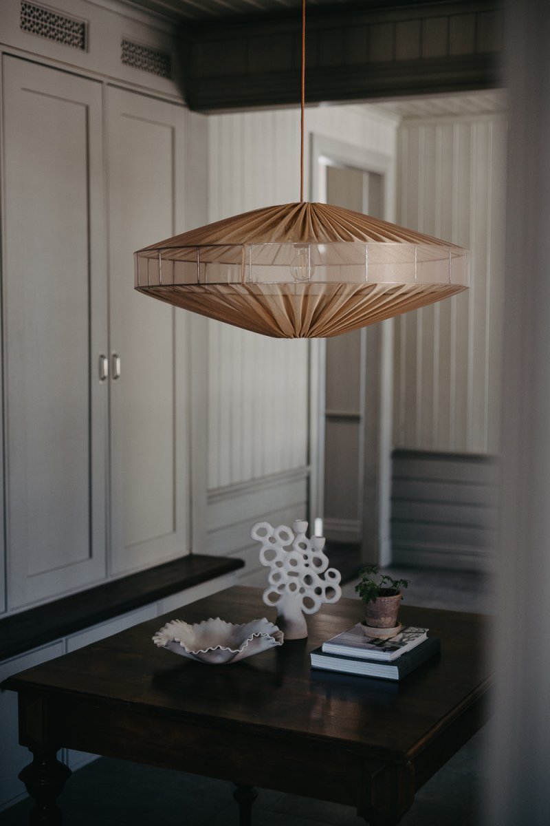 Alba Lampenkap Excl. Ophanging Ø78 Licht oranje hanglamp Van Alde & Lind - Met de semi-transparante stof in een koraal/lichtoranje kleur heeft de Alba lampenkap een verfijnde en elegante uitstraling.
