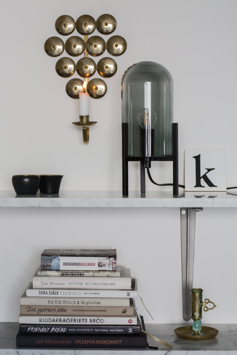 Smokey 30cm Matzwart tafellamp Van By Rydéns - Smokey is een moderne en stoere lamp die met zijn 30 centimeter op de grond klein en gemakkelijk te plaatsen is.